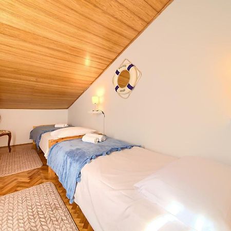 Apartment Galerija By El-Pi Tours Njivice Dış mekan fotoğraf