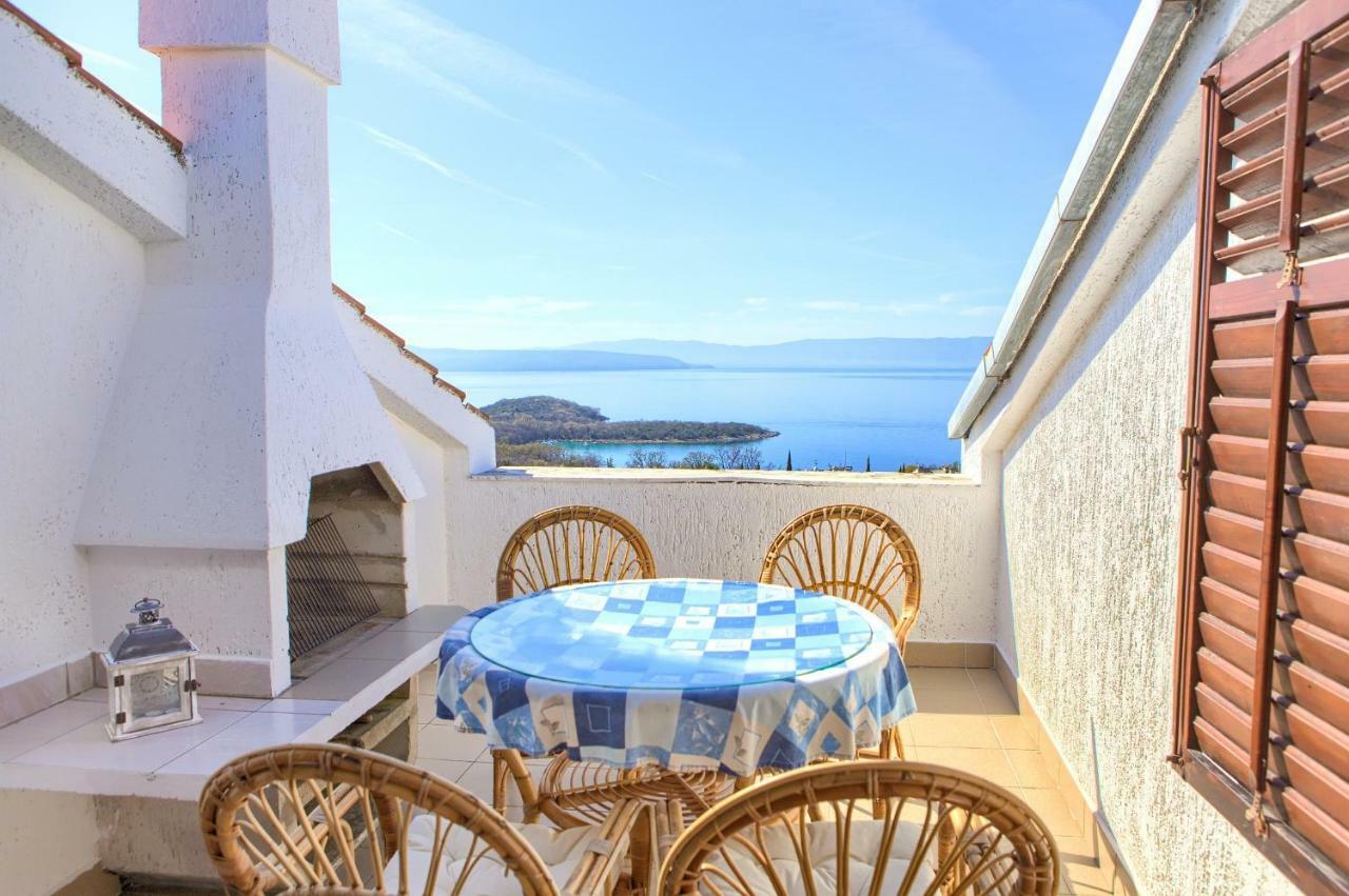 Apartment Galerija By El-Pi Tours Njivice Dış mekan fotoğraf