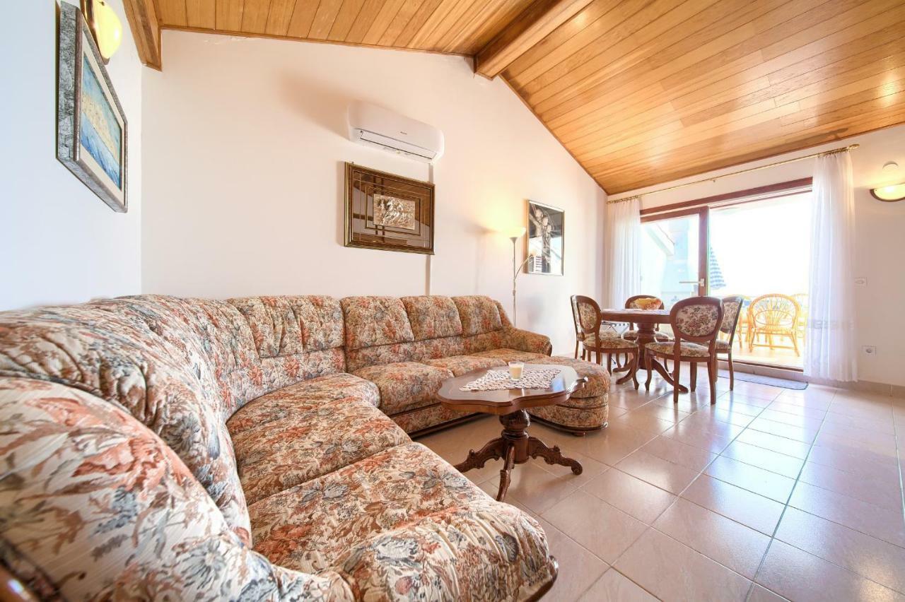 Apartment Galerija By El-Pi Tours Njivice Dış mekan fotoğraf