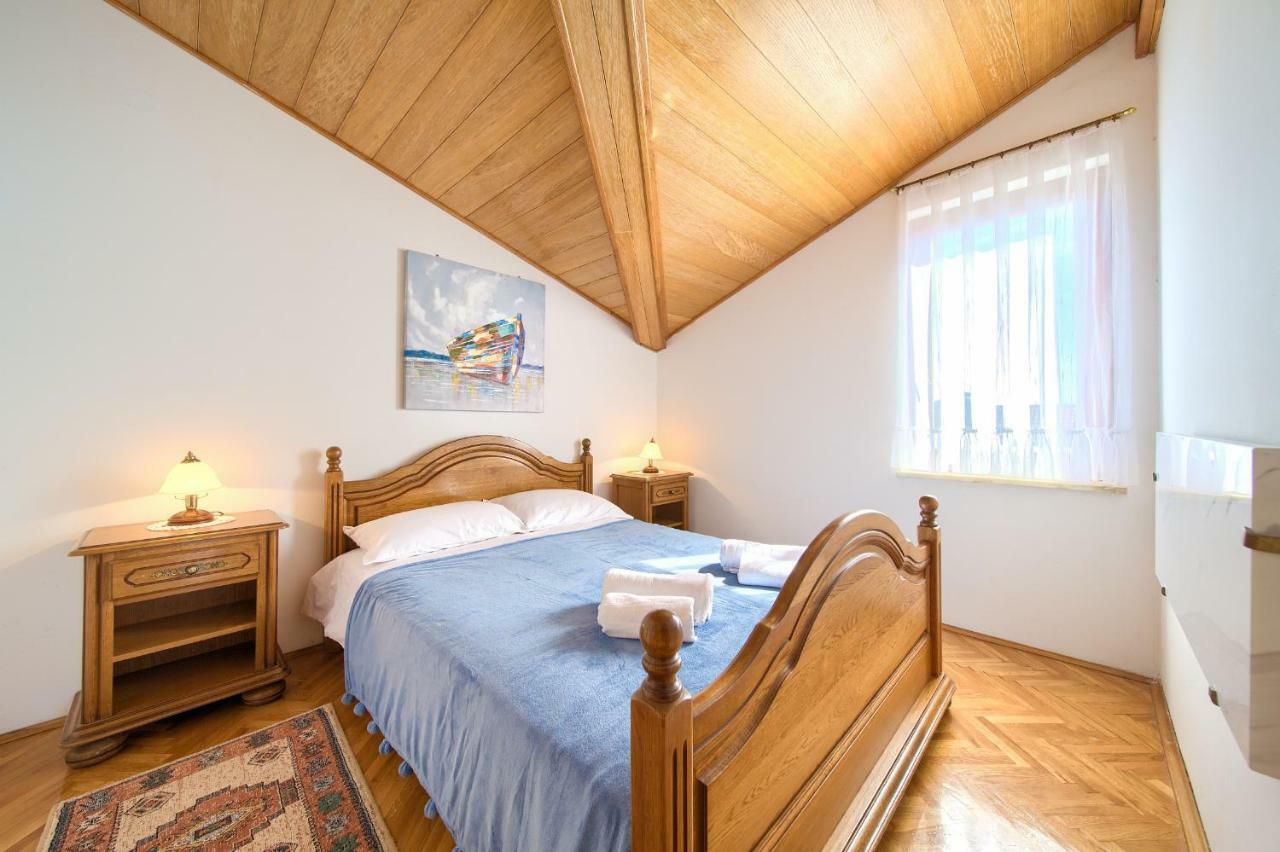 Apartment Galerija By El-Pi Tours Njivice Dış mekan fotoğraf