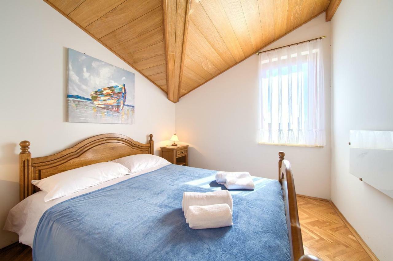 Apartment Galerija By El-Pi Tours Njivice Dış mekan fotoğraf
