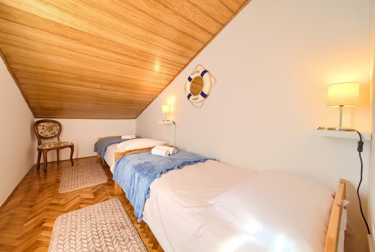 Apartment Galerija By El-Pi Tours Njivice Dış mekan fotoğraf