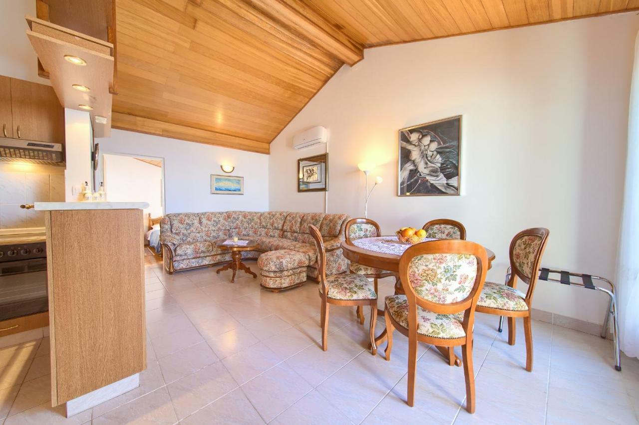 Apartment Galerija By El-Pi Tours Njivice Dış mekan fotoğraf