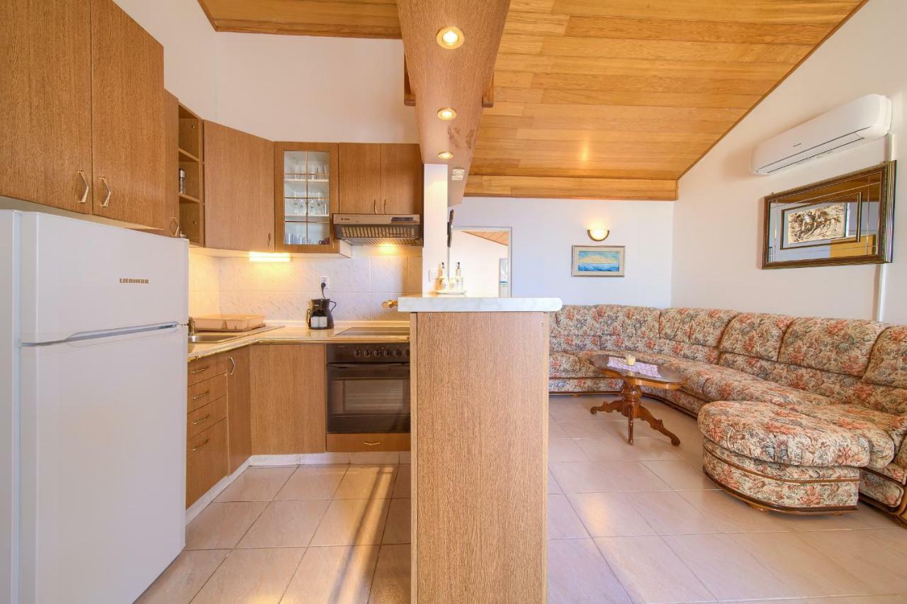 Apartment Galerija By El-Pi Tours Njivice Dış mekan fotoğraf
